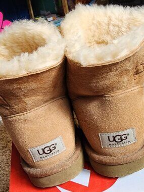 UGG Women's Mini Bailey Button II Boots - Round Toe /Women's sz 9/